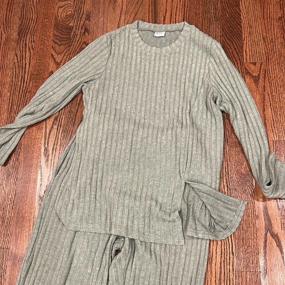 Lounge Wear Set - Picture 2 of 4